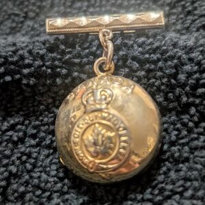 Vintage Rare Locket marked Canada Honi Soit Quu Mal Y Pense. pat'd June 29 1915